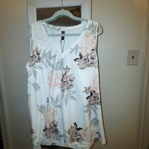 Women's Noracora vneck tank size XXL. NWT